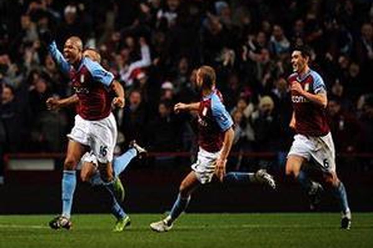Pemain Aston Villa, Zat Knight (kiri), langsung dikejar rekan-rekannya setelah mencetak gol penyama kedudukan 2-2 lawan Arsenal.