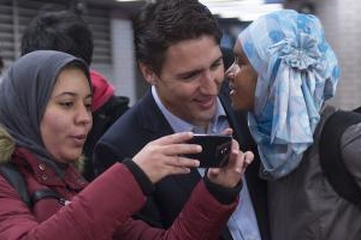 Justin Trudeau dikelilingi oleh penggemar wanita di Kanada
