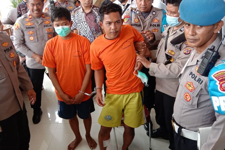 Kapolrestabes Bandung Kombes Aswin Sipayung tengah bertanya kepada dua pelaku penjambret pelajar SD di Bandung. Pelaku ditangkap dalam waktu 4 jam setelah kejadian