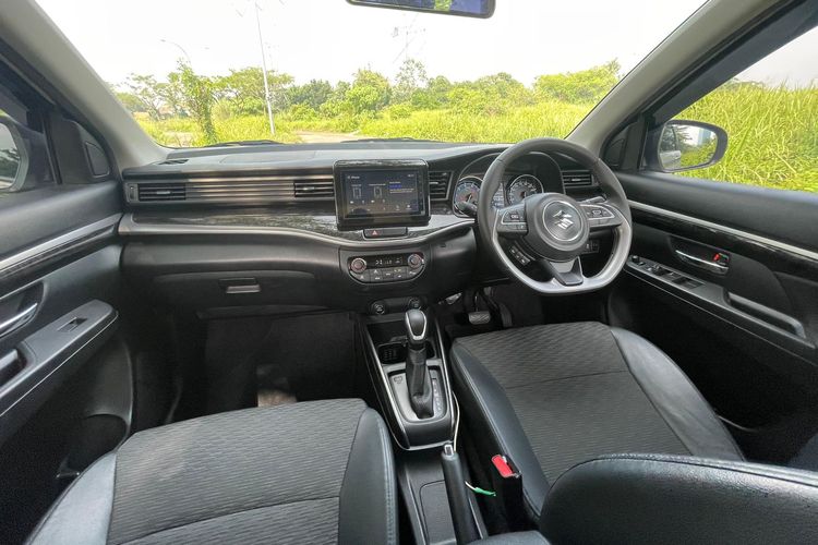 Interior Suzuki XL7 Hybrid tipe Alpha, salah satu mobil dengan transmisi AT. 