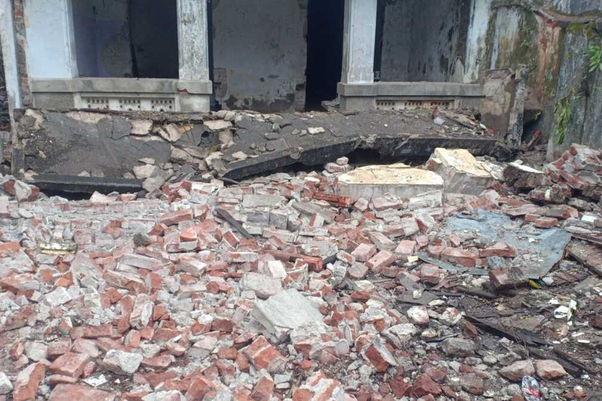 Tampak bekas reruntuhan tembok yang menimpa salah satu pekerja bernama Dimas di Jalan Lembeh, Kecamatan Wajo, Kota Makassar, Sulawesi Selatan (Sulsel), Minggu (9/4/2023)