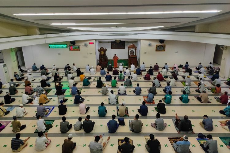 Sejumlah jemaah melaksanakan ibadah shalat tarawih dengan protokol kesehatan di Masjid Asmaul Husna, Gading Serpong, Tangerang, Rabu (21/4/2021).