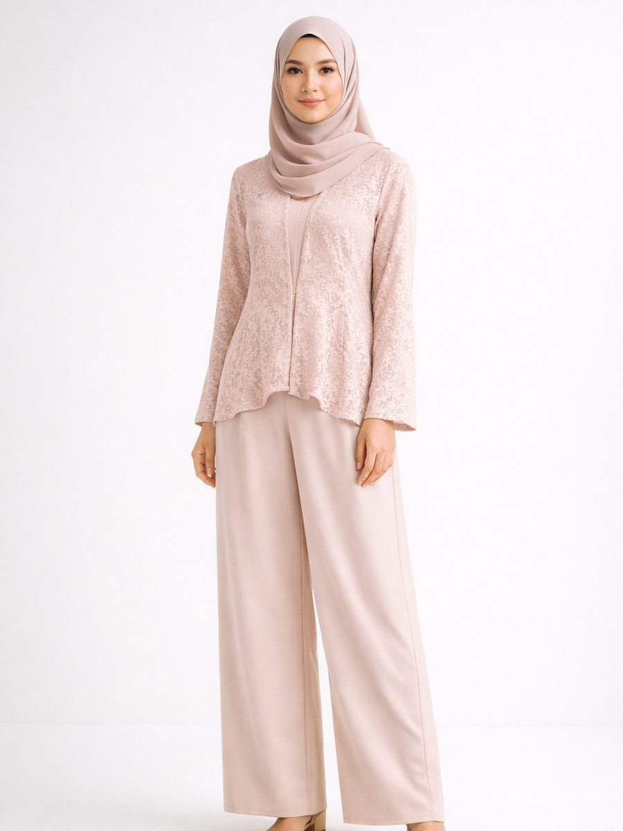 Kebaya Modern yang Dipadukan Dengan Celana