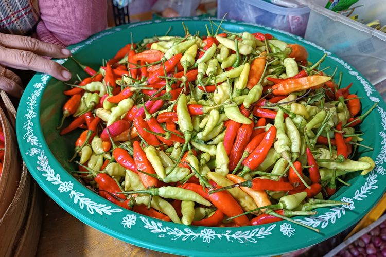 Cabai lokal Pamekasan warna hijau dan merah dijual lebih murah dibandingkan dengan harga cabai Jawa. Per kilo cabai merah lokal Pamekasan dijual Rp 75.000 di petani kemudian dijual oleh pedagang Rp 95.000 per kilo.