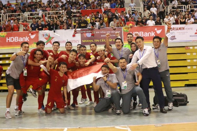 Skuad timnas Indonesia merayakan kemenangan usai mengalahkan Australia dengan skor 8-3 dalam matchday ketiga Grup B di Phu Tho Stadium, Rabu (23/10/2019).
