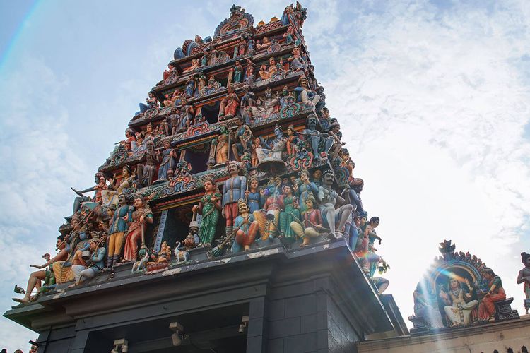 Ilustrasi Sri Mariamman Temple atau Kuil Sri Mariamman di kawasan Chinatown, Singapura.