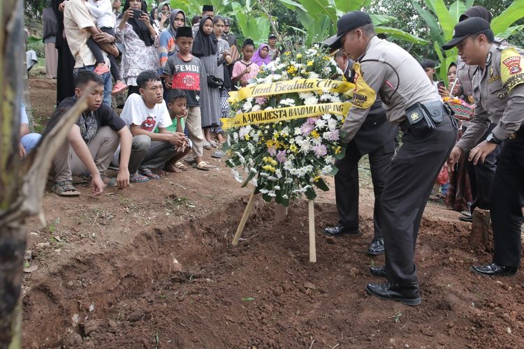 Pemakaman Brigadir AK di Sukadanaham, Bandar Lampung, Rabu (11/3/2020). Diduga karena depresi, Brigadir AK nekat bunuh diri.