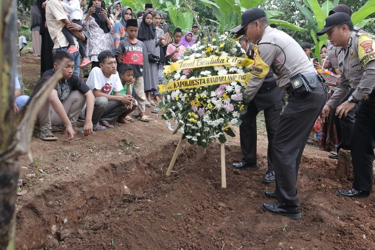 Setelah Minum Pembersih Lantai  Polisi yang Bunuh Diri di 