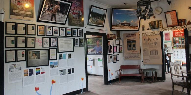 Kondisi ruang tengah Museum Kata, Desa Lenggang, Gantung, Belitung Timur, Provinsi Kepulauan Bangka Belitung yang terdiri dari aneka novel Laskar Pelangi, cerpen, hingga foto-foto dari film Laskar Pelangi.