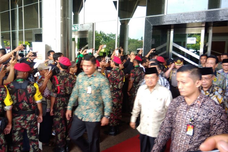 Wakil Presiden Jusuf Kalla seusai Membuka Muktamar Pemuda Muhammadiyah di Sportorium Universitas Muhammadiyah Yogyakarta Senin (26/11/2018)