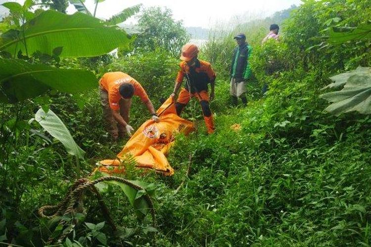 Polisi saat mengevakuasi mayat perempuan tanpa busana yang ditemukan di aliaran Sungai Citarum, Kabupaten Bandung Barat, Jawa Barat, Senin (11/4/2022).