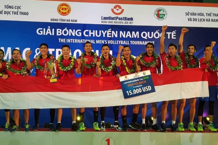 Ekspresi kegembiraan skuad Tim Nasional Voli Putra Indonesia usai sukses menjuarai Piala LienVietPostBank 2018.