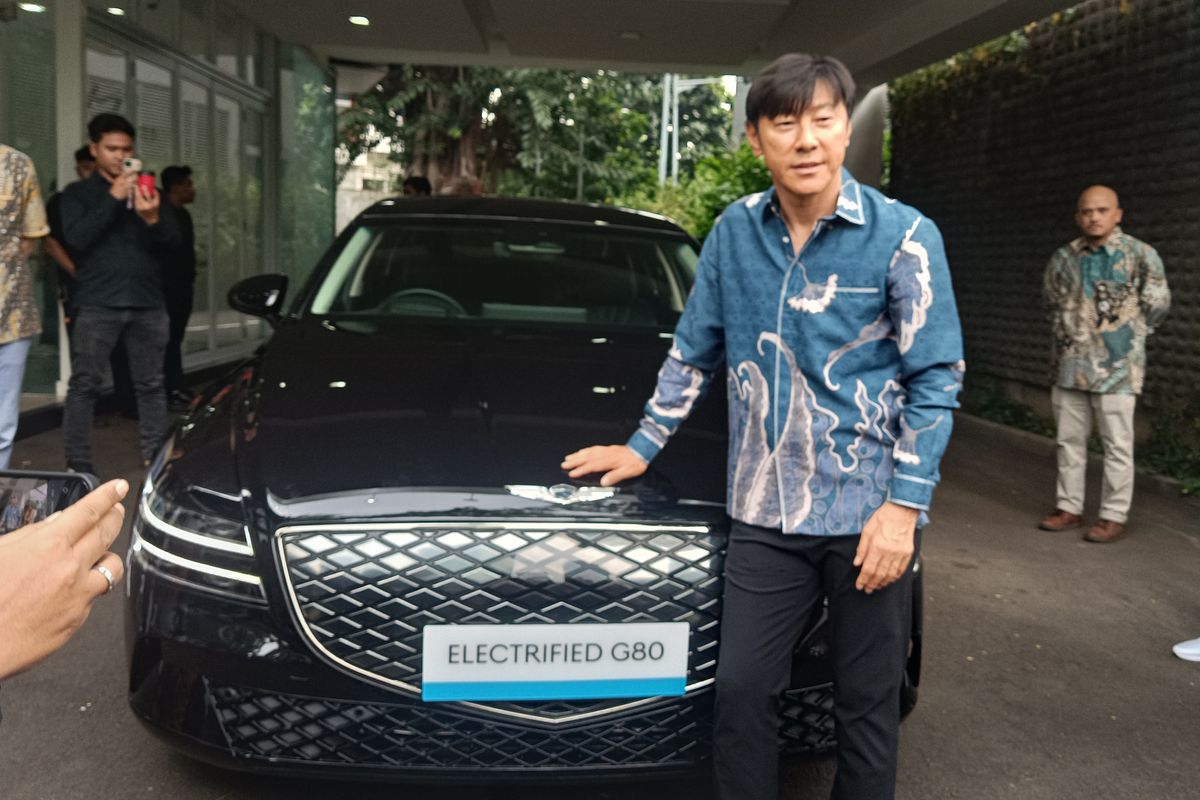 Penyerahan unit G80 Electrified dari Hyundai Motors Indonesia ke Shin Tae-Yong