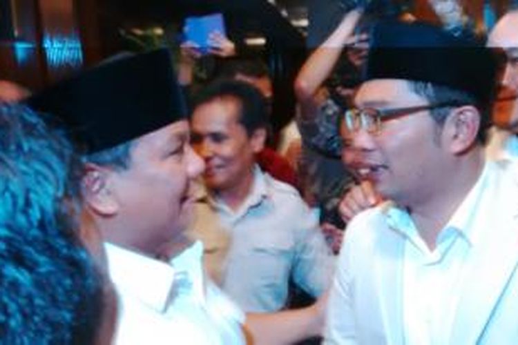 Calon presiden RI 2014 Prabowo Subianto dan Wali Kota Bandung Ridwan Kamil saat bersalaman di Hotel Panghegar, Bandung, Jawa Barat, Kamis, (5/6/2014).