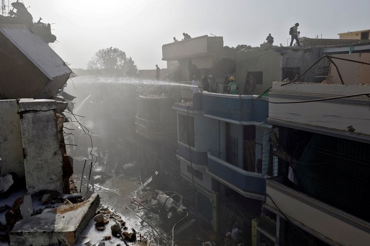 Tim penyelamat melakukan pencarian jasad di puing-puing reruntuhan akibat kecelakan pesawat Pakistan International Airlines (PIA). Pesawat berjenis Airbus A320 ini jatuh di permukiman Karachi saat hendak mendarat pada Jumat (22/5/2020). Jumlah orang yang diangkut pesawat itu lebih dari 100 orang.