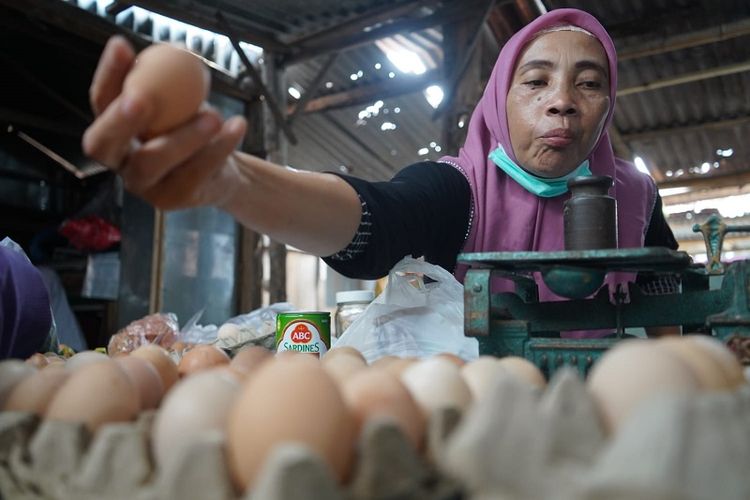 Ditemukan harga bahan pokok yang mengalami kenaikan adalah telur ayam dengan kenaikan harga sekitar Rp 4.000 per kilogram dan daging ayam ras naik sekitar Rp 5.000 per kilogram. 