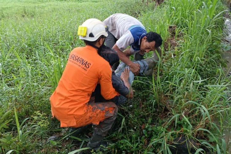 Petugas SAR mengevakuasi penumpang pikup yang terjerumus ke sawah di Jalan Raya Denpasar - Gilimanuk di Desa Kaliakah, Kecamatan Negara, Kabupaten Jembrana, Provinsi Bali, Jumat (16/12/2022). 