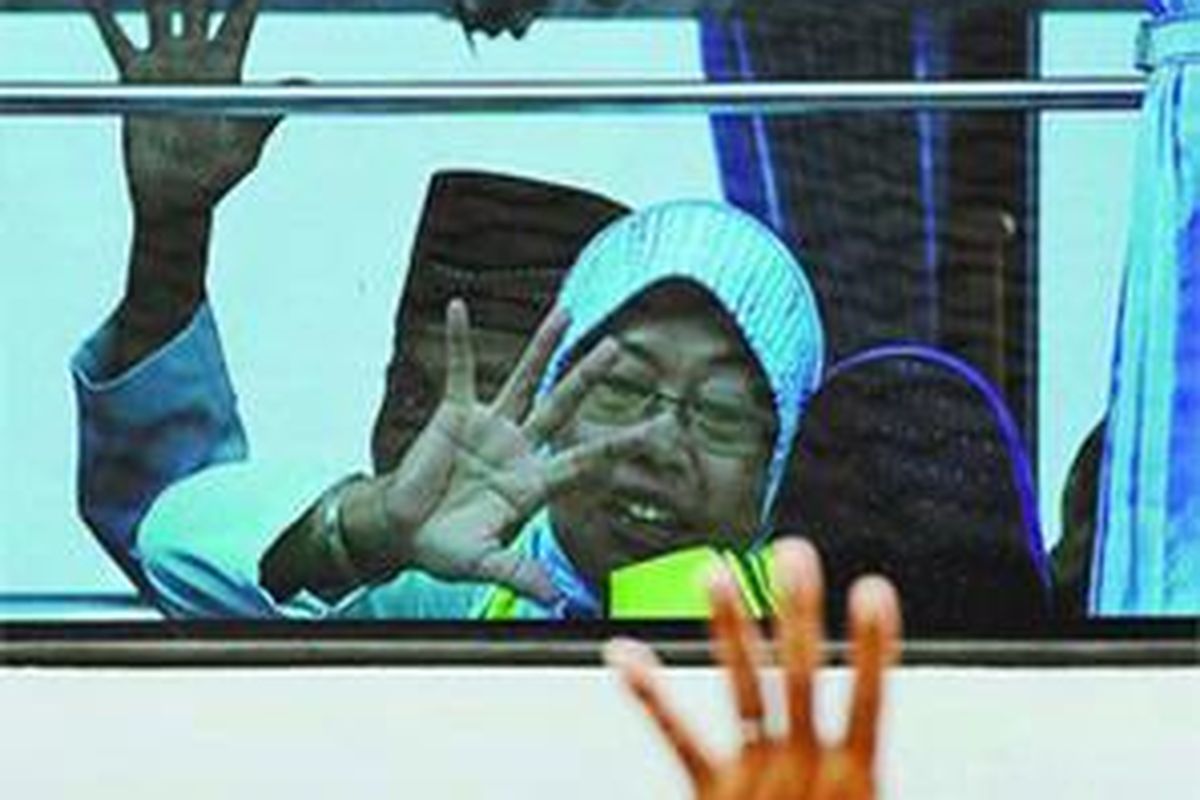 Calon anggota jemaah haji kelompok terbang (kloter) tujuh melambaikan tangan kepada kerabat yang melepas mereka di Asrama Haji Donohudan, Boyolali, Jawa Tengah, Jumat (7/11). 