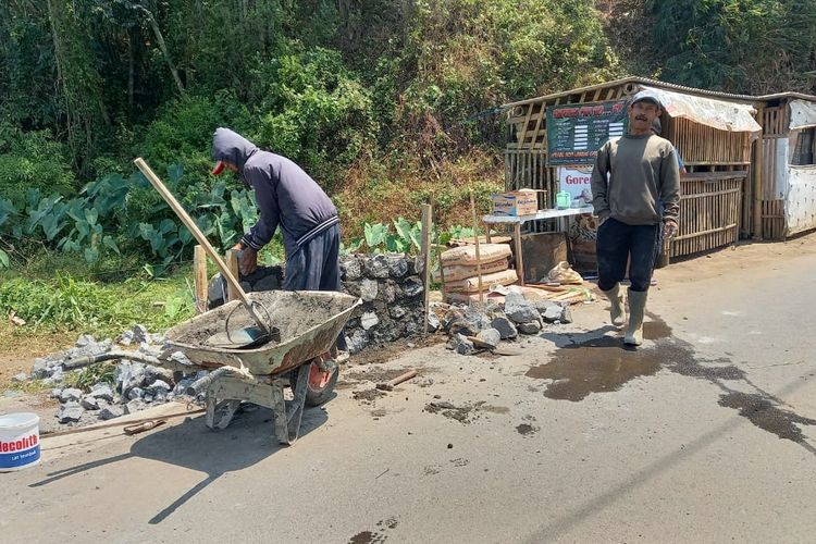 Tukang melakukan pembangunan pembatas jembatan usai dibongkar akibat sound system karnaval tidak bisa lewat.