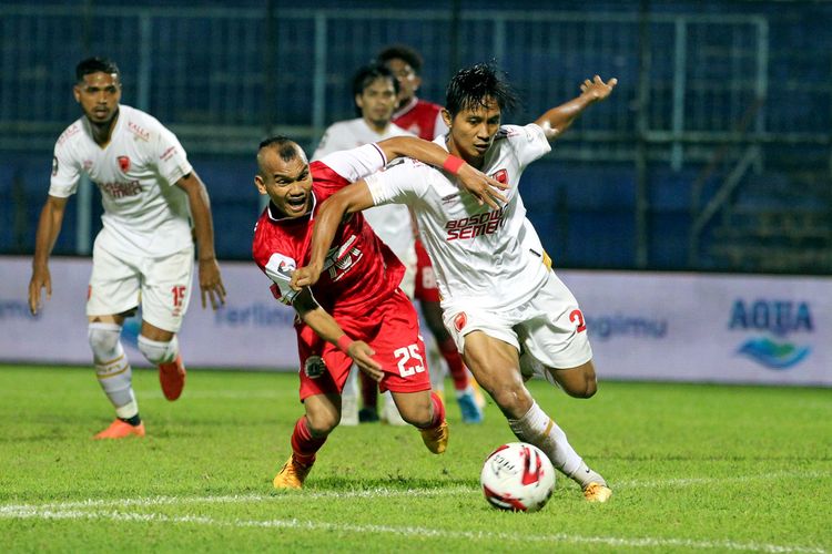 Pemain Persija Jakarta Riko Simanjuntak saat berebut bola dengan pemain PSM Makassar Abdul Rahmansaat perdana babak penyisihan grup B Piala Menpora 2021 yang berakhir dengan skor 0-2 di Stadion Kanjuruhan Kabupaten Malang, Jawa Timur, Senin (22/03/2021) malam.
