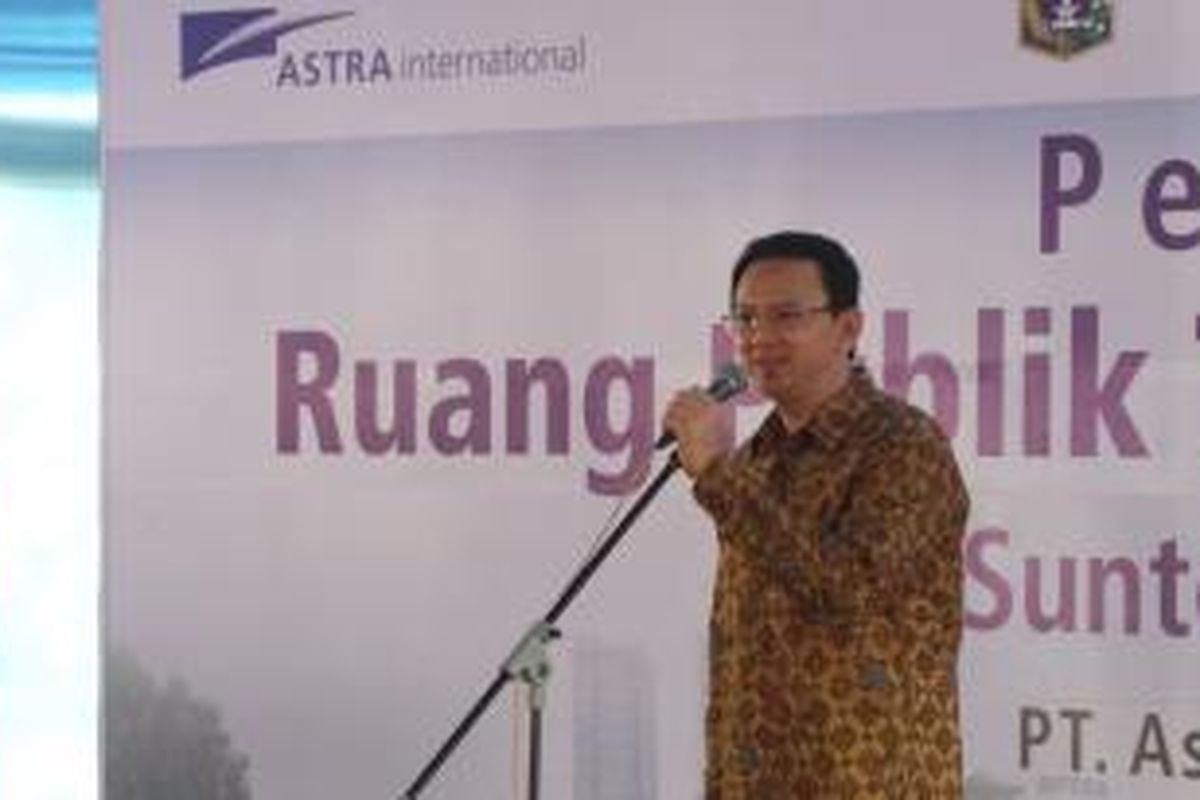 Gubernur DKI Jakarta Basuki Tjahaja Purnama saat meresmikan Ruang Publik Terpadu Ramah Anak (RPTRA) Sunter Jaya, di Jakarta Utara, Jumat (18/12/2015).