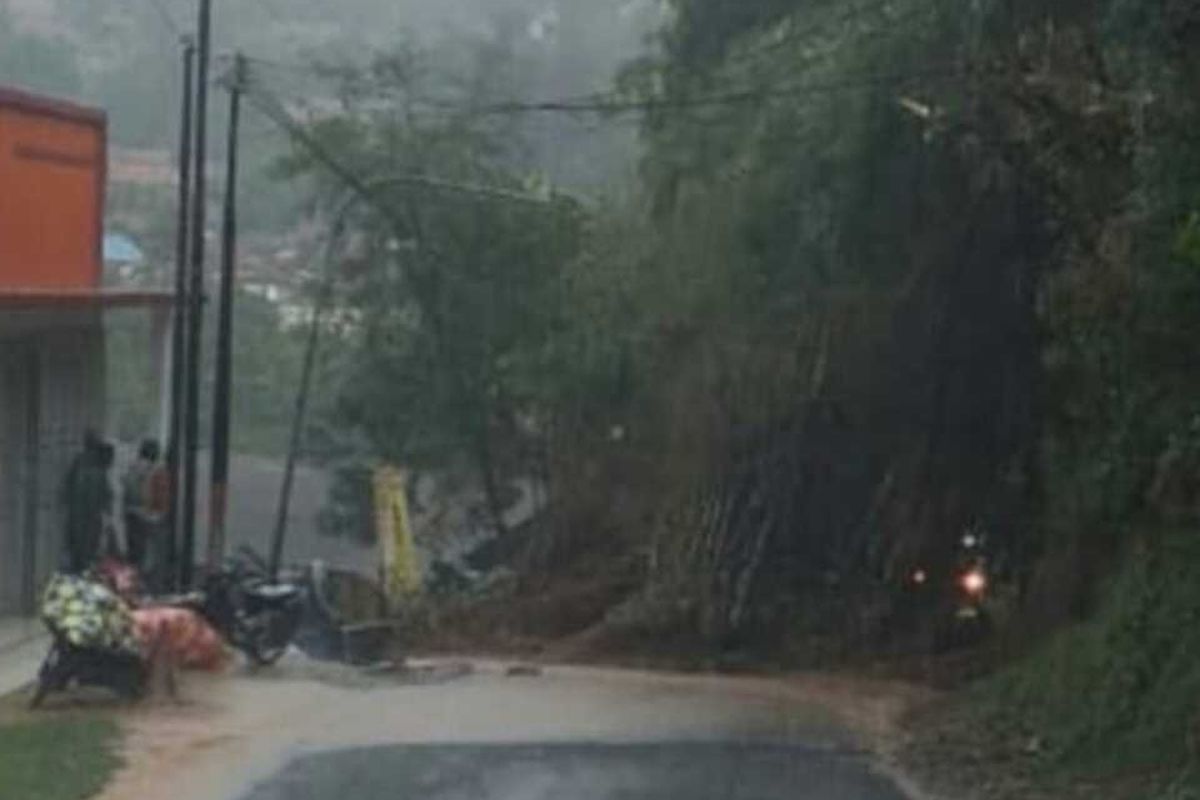 Longsor di sejumlah titik lokasi di wilayah Rancakalong, Sumedang menutup badan Jalan Sumedang-Subang, Senin (5/2/2024). 