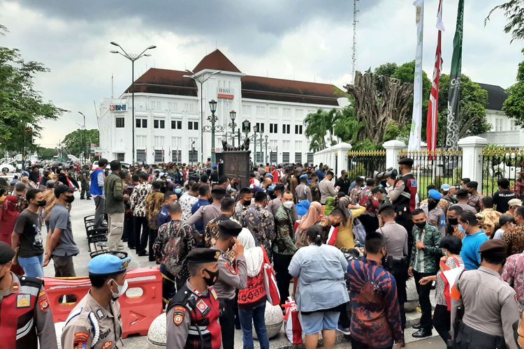 Warga masyarakat saat mengantri di sisi selatan Istana Kepresidenan Gedung Agung Yogyakarta, Sabtu (30/04/2022).