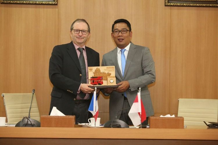 Wali Kota Bandung Ridwan Kamil saat bertemu dengan Duta Besar Perancis Jean-Charles Berthonnet di Pendopo Kota Bandung, Jalan Dalemkaum, Jumat (20/10/2017).