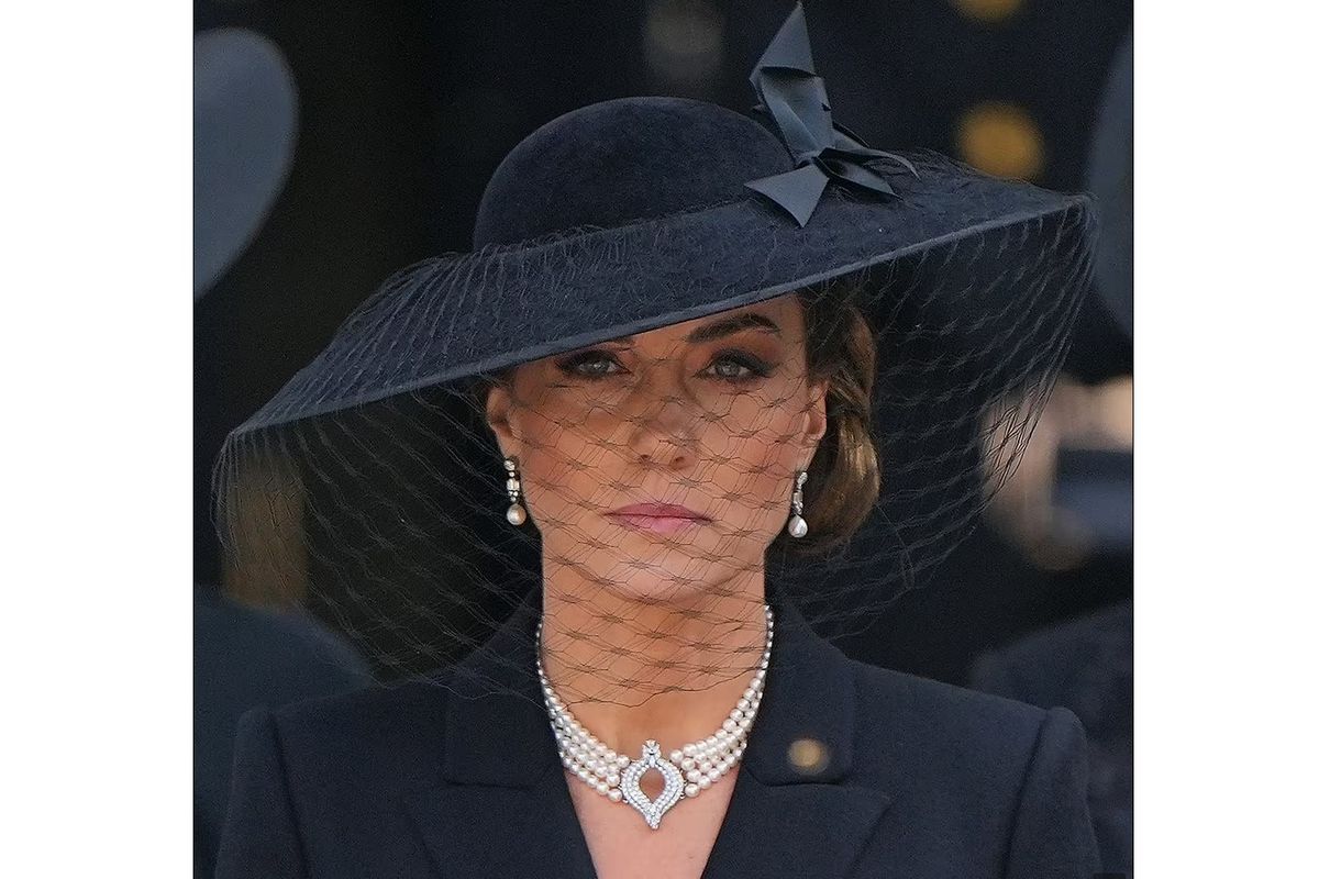 Kate Middleton dalam upacara pemakaman Ratu Elizabeth mengenakan kalung mutiara warisan pemimpin Inggris itu