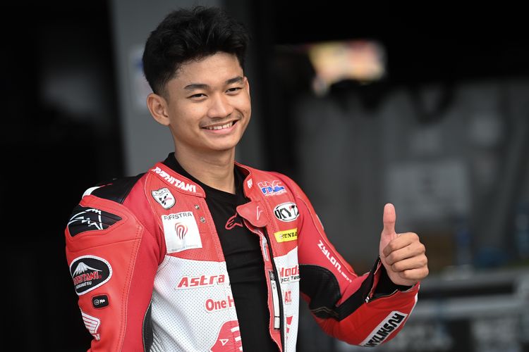 Pembalap Honda Team Asia Fadillah Arbi Aditama mengangkat  jempol jelang balapan Moto3 rangkaian balapan MotoGP 2023 di Pertamina Mandalika International Street Circuit, Lombok Tengah, NTB, Kamis (12/10/2023). Arbi menjadi pembalap Indonesia pertama yang mendapatkan kesempatan wildcard di seri MotoGP Mandalika kelas Moto3. ANTARA FOTO/Wahyu Putro A/Spt. 