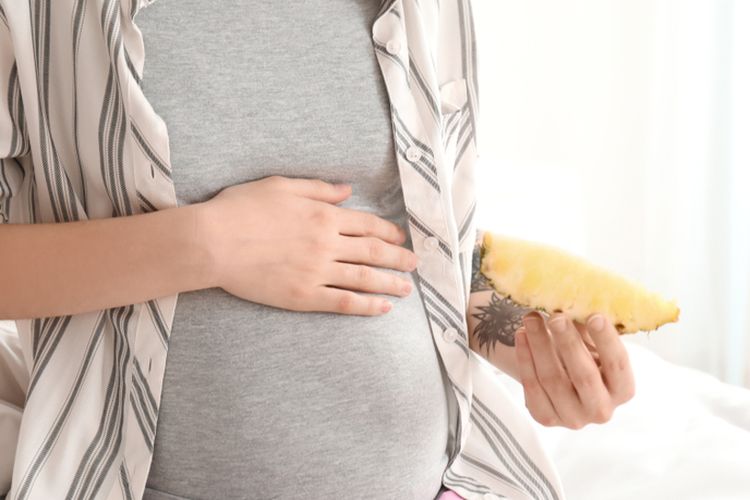 Nanas adalah buah kaya serat dan vitamin. Namun, orang mungking bertanya-tanya apakah ibu hamil boleh makan nanas?