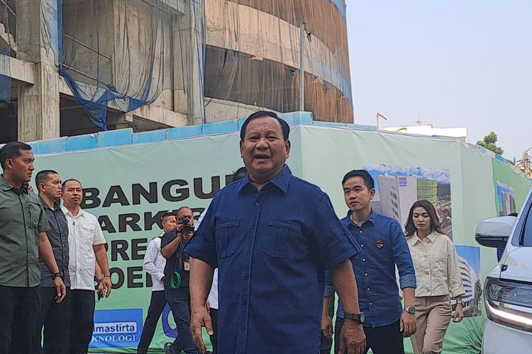 Bakal capres dan cawapres dari Koalisi Indonesia Maju (KIM) Prabowo Subianto-Gibran Rakabuming Raka tiba di Rumah Sakit Pusat Angkatan Darat (RSPAD) Gatot Soebroto, Jakarta, Kamis (26/10/2023). 