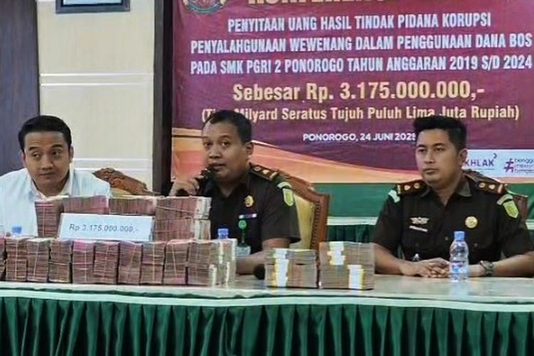 Kejaksaan Negeri Ponorogo sita uang sebesar Rp 3,1 miliar dari 3 tersangka kasus dugaan tindak pidana korupsi penyimpangan dana Bantuan Operasional Sekolah SMK PGRI 2 Ponorogo. Dari keterangan ke 3 saksi tersebut, dana BOS SMK PGRI 2 Ponorogo yang diselewengkan digunakan untuk membeli tanah serta membayar hutang oleh tersangka.