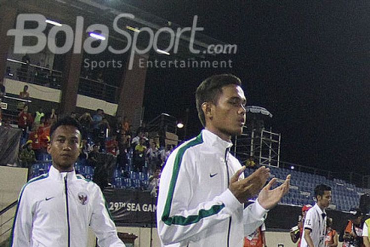 Tiga pemain Timnas U-22, Ezra Walian (kanan), M Rezaldi Hehanusa (tengah), dan M Hargianto memasuki lapangan sebelum berlaga melawan Vietnam pada SEA Games 2017.