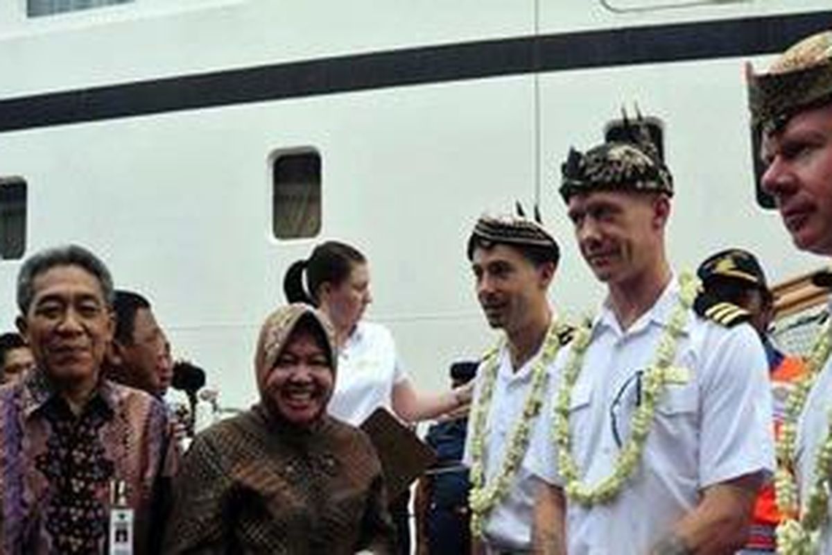 Walikota Surabaya, Tri Rismaharini foto bersama kapten kapal Seabourn Legend, Andrew Pedder dan beberapa Anak Buah Kapal (ABK) sesaat setelah dilakukan pertukaran cinderamata dan pengalungan untaian bunga melati, Jumat (3/2/2012).