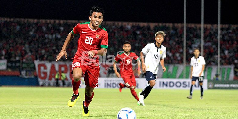 Bek timnas U-19 Indonesia, Asnawi Mangkualam Bahar, mengejar bola saat tampil melawan Singapura pada laga Grup A Piala AFF U-19 2018 di Stadion Gelora Delta Sidoarjo, Jawa Timur, Selasa (03/07/2018) malam.
