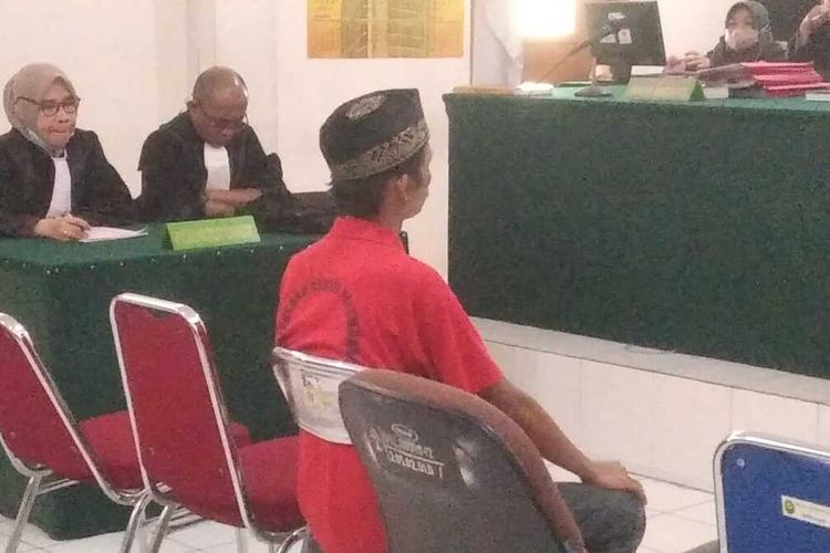 Rian Antoni (40) pria yang viral karena sempat melakukan sumpah pocong menjalani sidang vonis di Pengadilan Negeri Palembang, Selasa (10/10/2023).