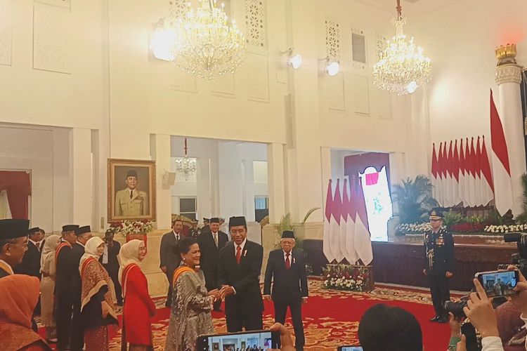 Presiden Joko Widodo memberikan selamat usai menganugerahkan tanda kehormatan Bintang Republik Indonesia Adipradana kepada Ibu Negara Iriana Joko Widodo di Istana Negara, Senin (14/8/2023).