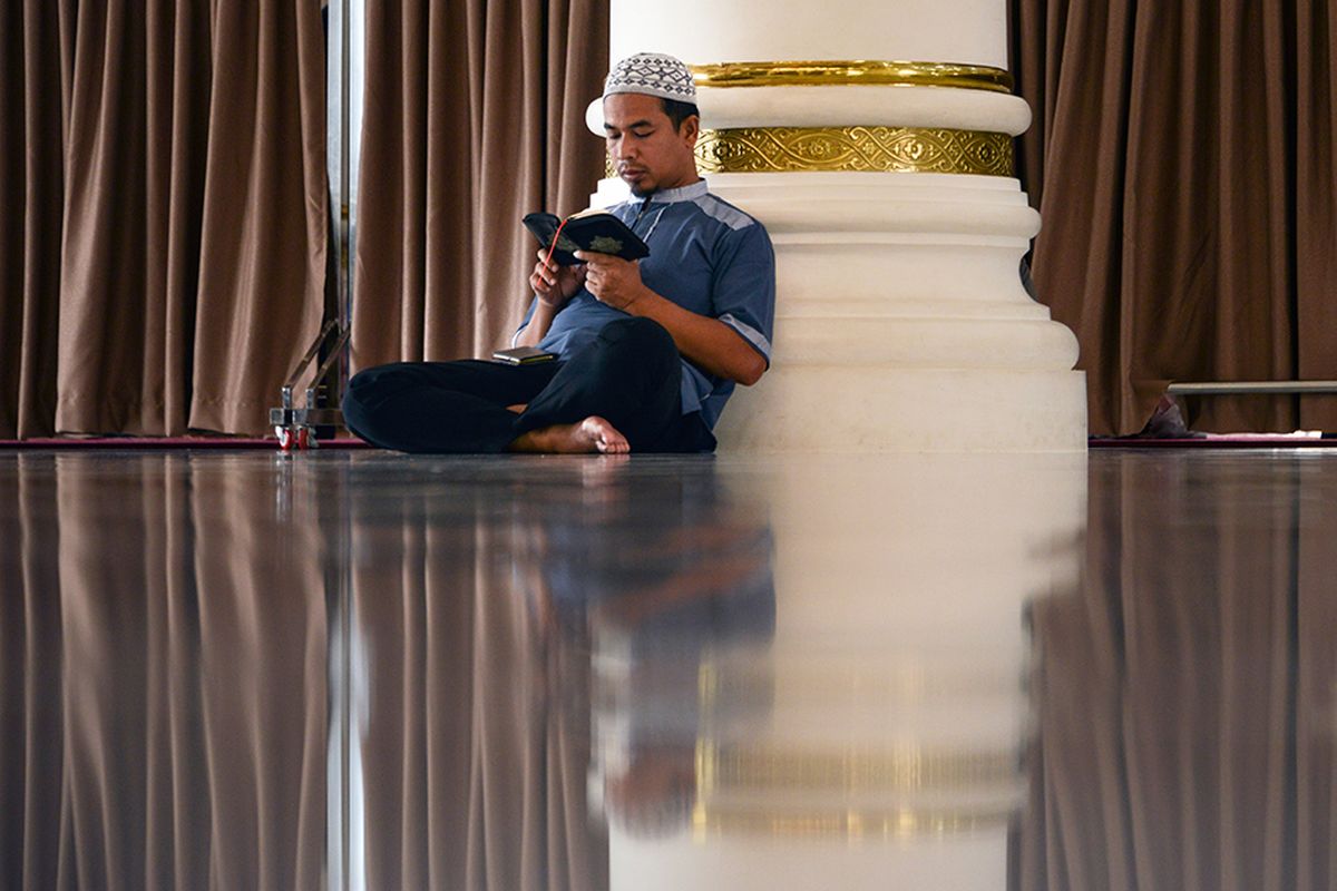 Umat Islam membaca Al Quran pada hari pertama puasa Ramadhan 1440 H, di Banda Aceh, Aceh, Senin (6/5/2019). Selain berpuasa, umat Islam berlomba-lomba mengerjakan amalan dan ibadah selama bulan Ramadhan, salah satunya yaitu tadarus Al Quran.