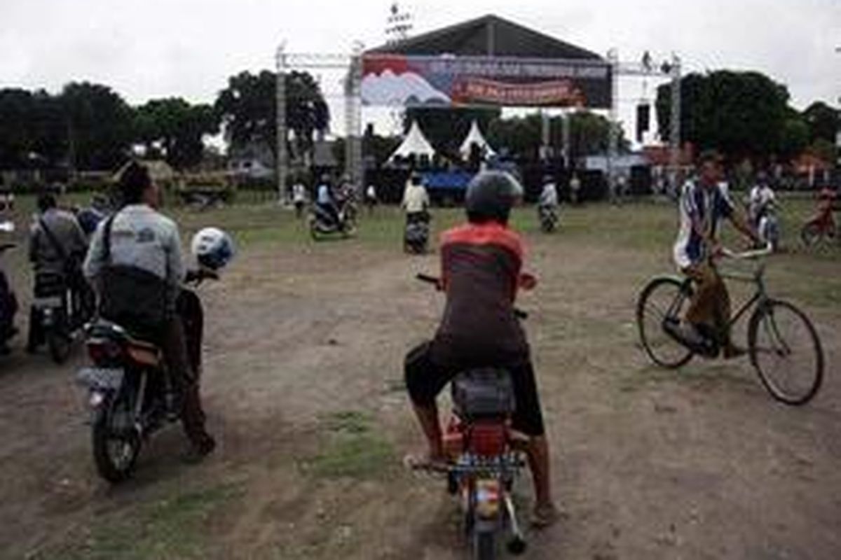 Warga mulai mendatangi alun-alun utara Yogyakarta untuk menghadiri Pisowanan Agung.