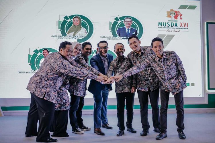 Dari kiri ke kanan Dede DSmitro mantan Ketua Umum HIPMI Jabar, Bupati Karawang Celica Nurachadiana, Mardani Maming Ketua Umum BPP HIPMI, Gubernur Jawa Barat Ridwan Kamil, Menteri BKPM Bahlil Lahadalia, Yedi Karyadi mantan Ketua Umum Hipmi Jabar dan Jodi Janitra Ketua Umum HIPMI Jabar demisioner saat acara Musda HIPMI Jabar di Karawang (Handout HIPMI Garut)(KOMPAS.COM/ARI MAULANA KARANG)