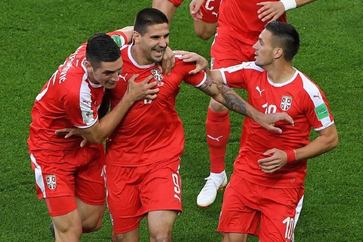 Para pemain Serbia merayakan gol Aleksandar Mitrovic ke gawang Swiss pada pertandingan Grup E Piala Dunia 2018 di Kaliningrad, 22 Juni 2018. Aleksandar Mitrovic diprediksi akan kembali menjadi andalan timnas Serbia pada Piala Dunia 2022 Qatar, 21 November-18 Desember mendatang.