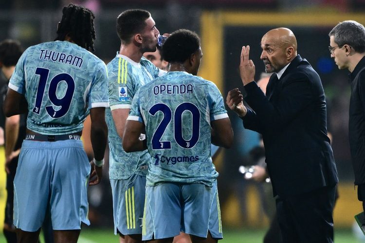 Pelatih Juventus asal Italia, Luciano Spalletti, berbicara dengan para pemainnya pada laga Serie A Italia antara Cremonese dan Juventus di Stadion Giovanni Zini di Cremona pada 1 November 2025.