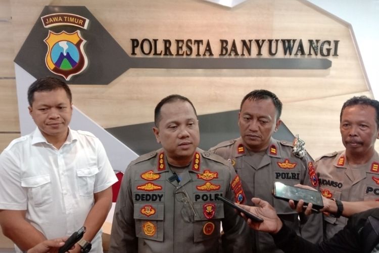 Polisi saat mengungkap kasus pelemparan bus dengan batu 