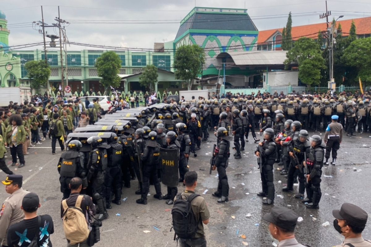 Kericuhan ketika aksi demonstrasi di DPRD Jatim, Senin (17/2/2025).