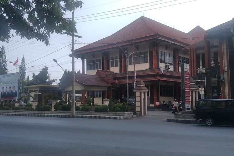 Kantor DPRD Kabupaten Situbondo di Kelurahan Patokan, Kabupaten Situbondo, Provinsi Jawa Timur. Kelurahan Patokan adalah tempat ditemukannya 'odheng' dalam legenda asal-ususl nama Situbondo. 