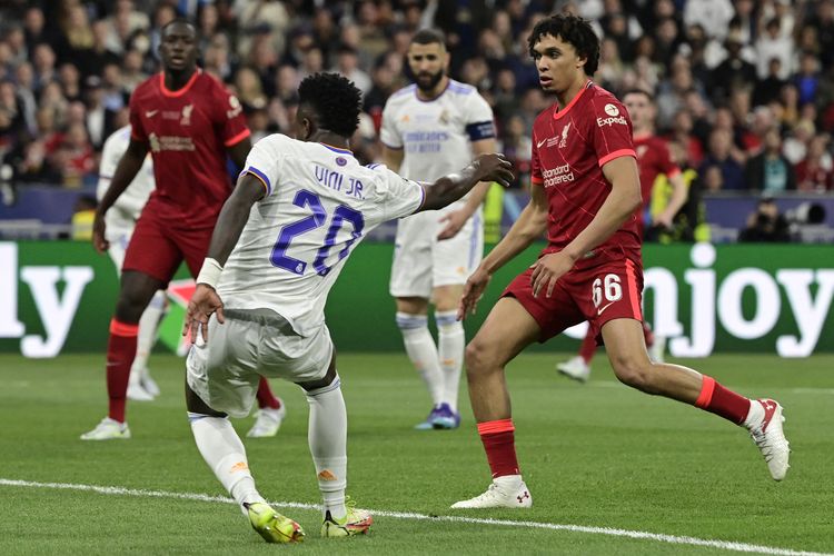 Penyerang Real Madrid Vinicius Junior (kiri) mencetak gol pembuka pada pertandingan final Liga Champions antara Liverpool vs Madrid di Stade de France di Saint-Denis, Paris, pada 28 Mei 2022.