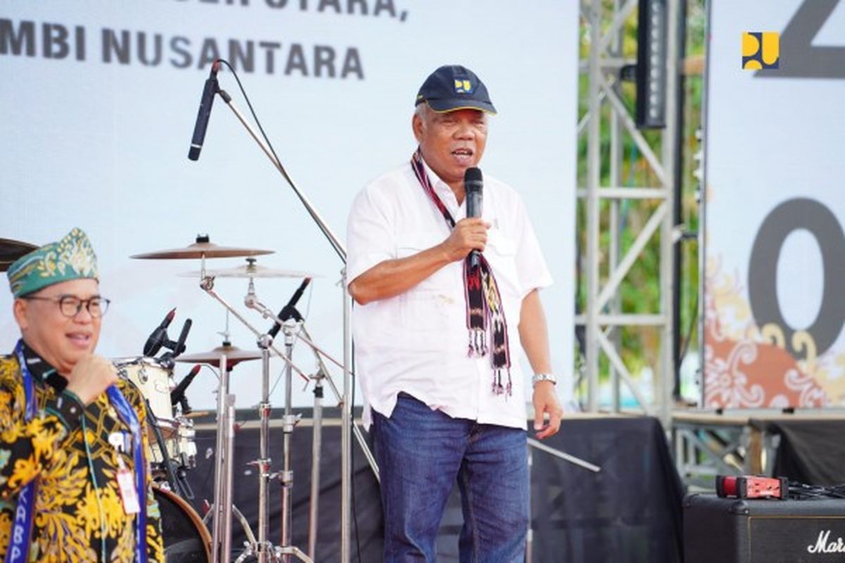  Menteri Pekerjaan Umum dan Perumahan Rakyat (PUPR) sekaligus Plt. Kepala Otorita Ibu Kota Nusantara (OIKN) Basuki Hadimuljono bersama Ibu Kartika Basuki Hadimuljono dan Bupati PPU Makmur Marbun secara resmi membuka Expo Ibu Kota Nusantara (IKN) 2024 di Kompleks Stadion Panglima Sentik, Kabupaten Penajam Paser Utara, Kalimantan Timur, Kamis (15/8/2024). 