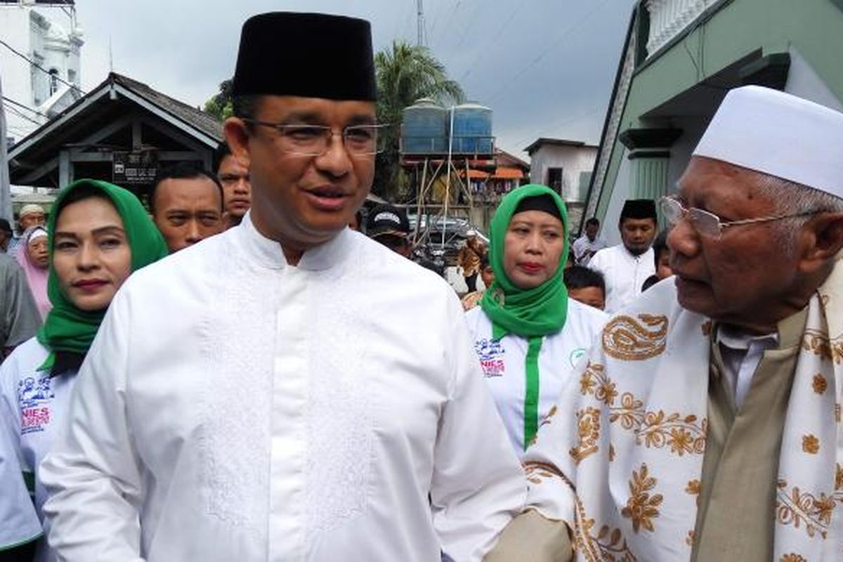 Calon wakil gubernur DKI Jakarta Anies Baswedan saat menghadiri Maulid Nabi Muhammad di Kawasan Tebet, Jakarta Selatan, Kamis (26/1/2017).