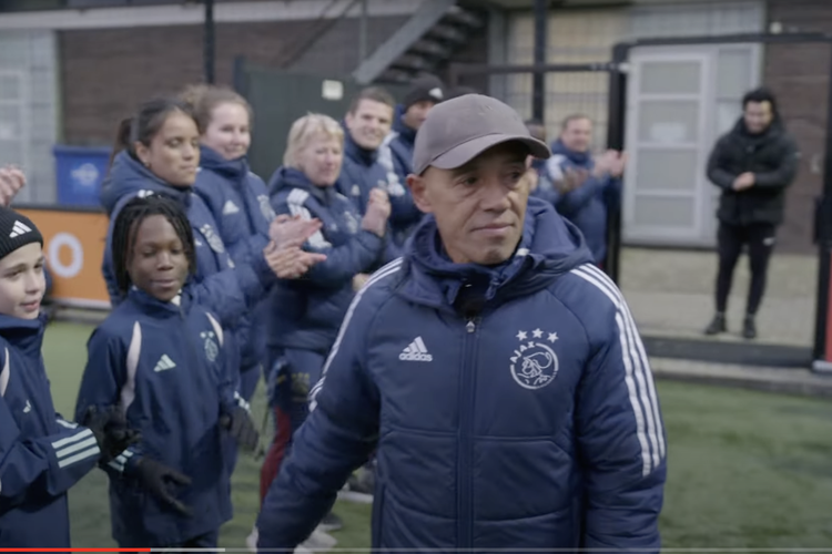 Simon Tahamata mendapatkan aplaus dari anak asuhnya di tim junior Ajax. Terkini, fan Ajax memberikan penghormatan untuk legenda keturunan Belanda-Indonesia, Simon Tahamata, dengan spanduk bertuliskan Om Simon, Terima Kasih dalam laga Eredivisie 2023-2024 antara Ajax vs Utrecht di Johan Cruyff Arena, Minggu (3/3/2024).